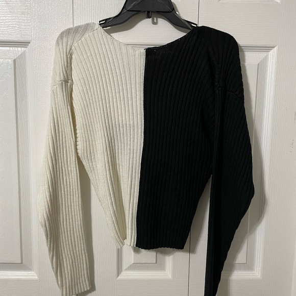 Lush Women’s NWT Twist front Black and White Cropped Sweater size Small - Picture 6 of 12
